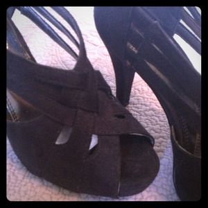 Traded : Vera Wang Black Strappy Heels