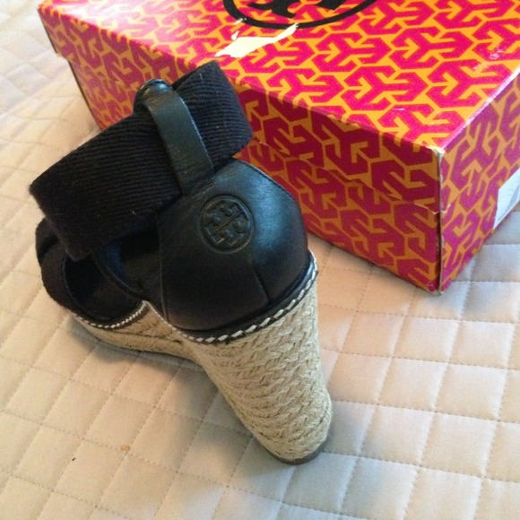 SOLD - Tory Burch Adonis in Black, Size 7 - Picture 2 of 3