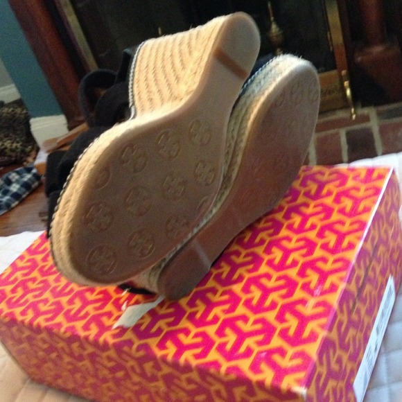 SOLD - Tory Burch Adonis in Black, Size 7 - Picture 3 of 3