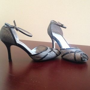 White House Black Market classic dress heel