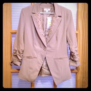 ❌❌SOLD❌❌ NWT. Tan blazer w Lace detail on lapel.