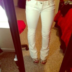 White "Skinny Kick" American Eagle Jeans!