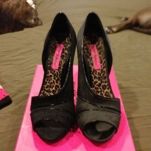 Betsy Johnson black satin heels