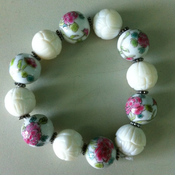Beautiful beaded bracelets with floral designs - Picture 2 of 3