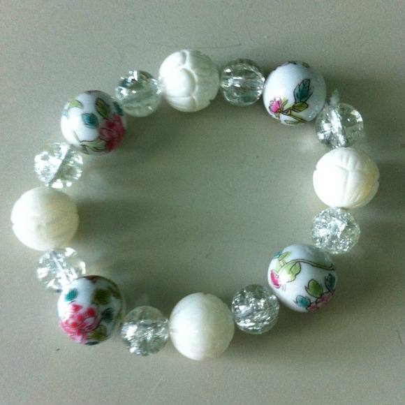 Beautiful beaded bracelets with floral designs - Picture 3 of 3