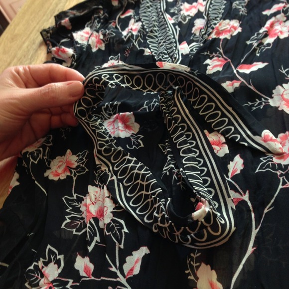 ✨Asymmetric hem floral sheer top - Picture 3 of 3