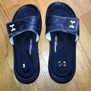 Gently worn under armour flip flops in black