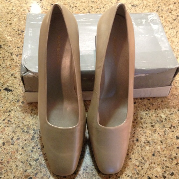 ⬇Reduced⬇Worthington gold square heels very classy - Picture 2 of 4