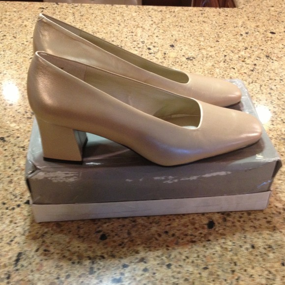 ⬇Reduced⬇Worthington gold square heels very classy - Picture 3 of 4
