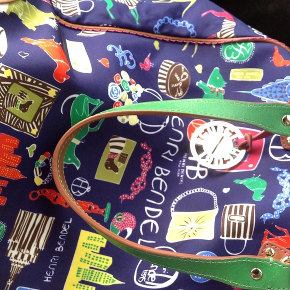 Henri Bendel purse statue of Liberty on it - Picture 2 of 4