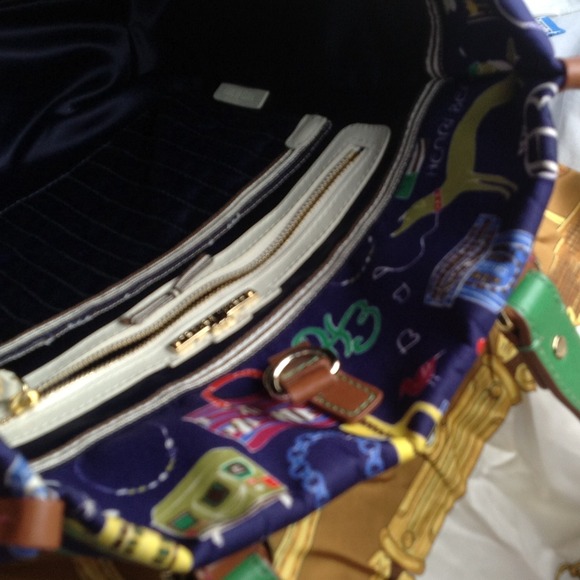 Henri Bendel purse statue of Liberty on it - Picture 3 of 4