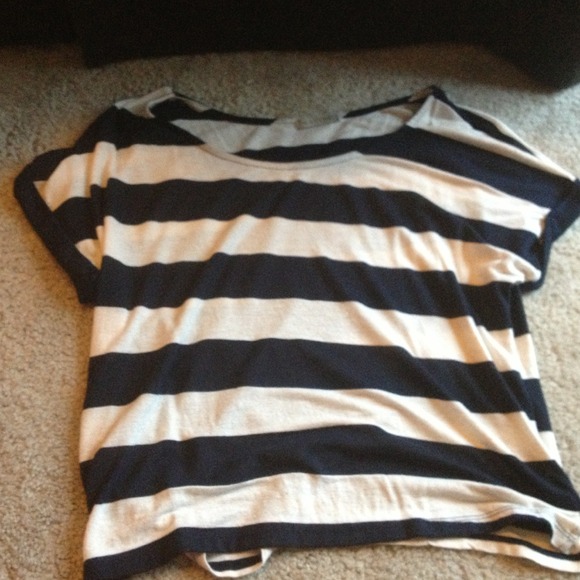 Simple navy blue and off white top from a Boutique - Picture 2 of 2