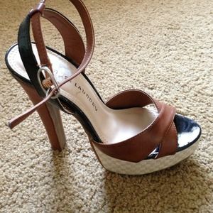 Practically New Shoes!! Too small for me :/