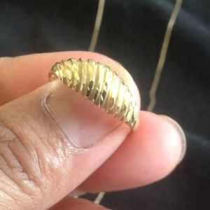 10k gold ring and a 10k flower earring bundle