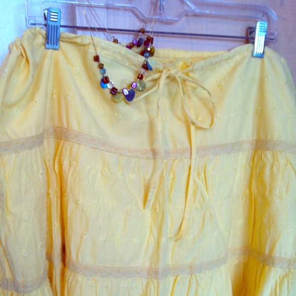 Gap skirt XXL but it can fit L-XXL