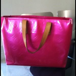 100% AUTH LOUIS VUITTON  FUCHSIA VERNIS