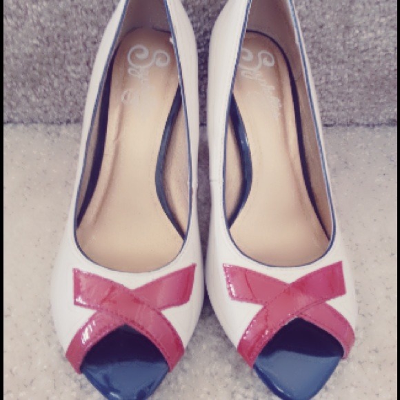 Pretty heel$$$$$$$SOLD$$$$$$$ - Picture 1 of 3