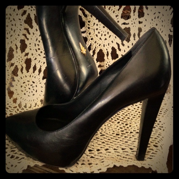 Pour La Victorie black leather pumps size 8.5