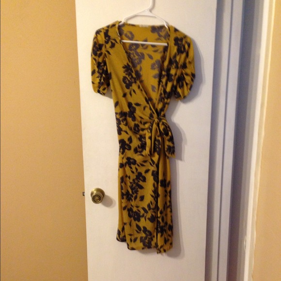 Adorable honey punch wrap dress!!!