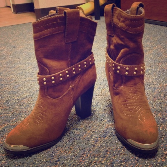NEW! ✨ Cowboy Booties 👢💛