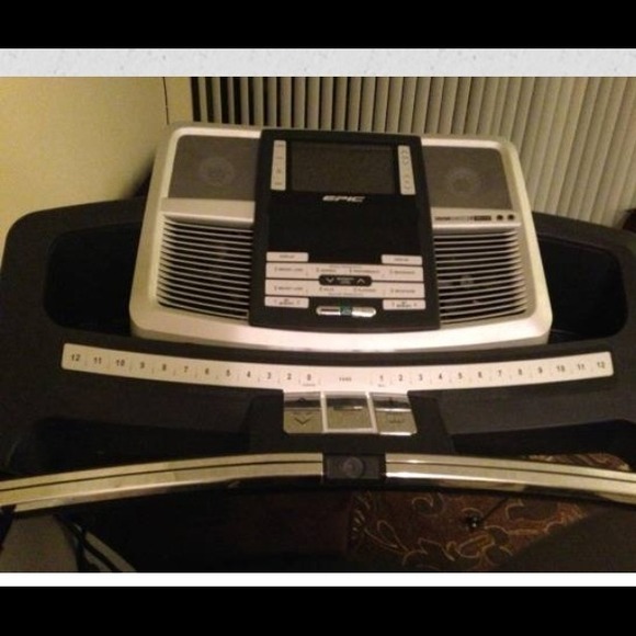 The Epic View 550 treadmill - Picture 2 of 3