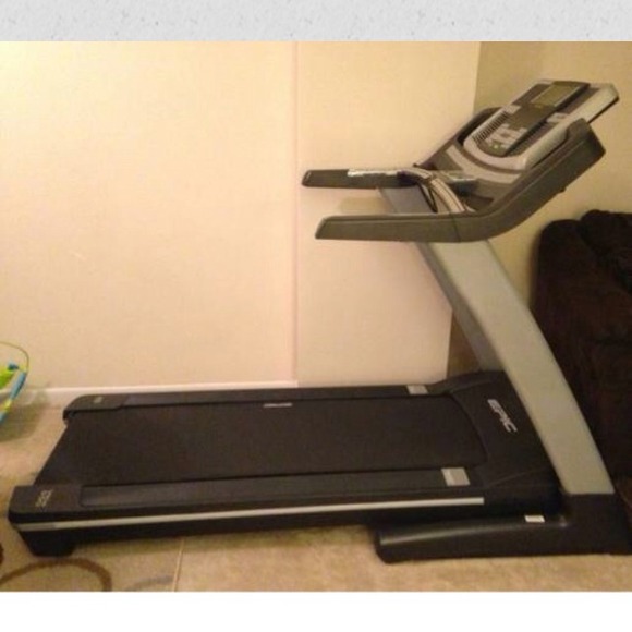 The Epic View 550 treadmill - Picture 3 of 3