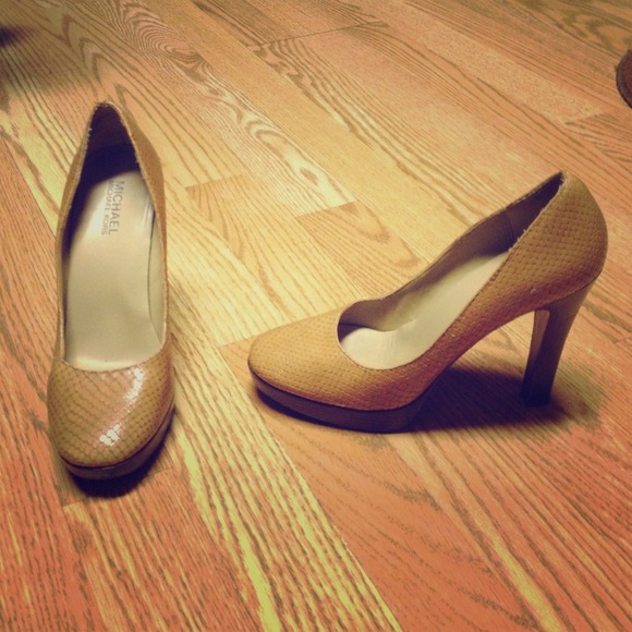 🚫SOLD🚫MK Beige Snakeskin Heels