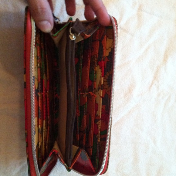 💢💢SOLD in bundle💢💢 Roots Wallet - Picture 2 of 4