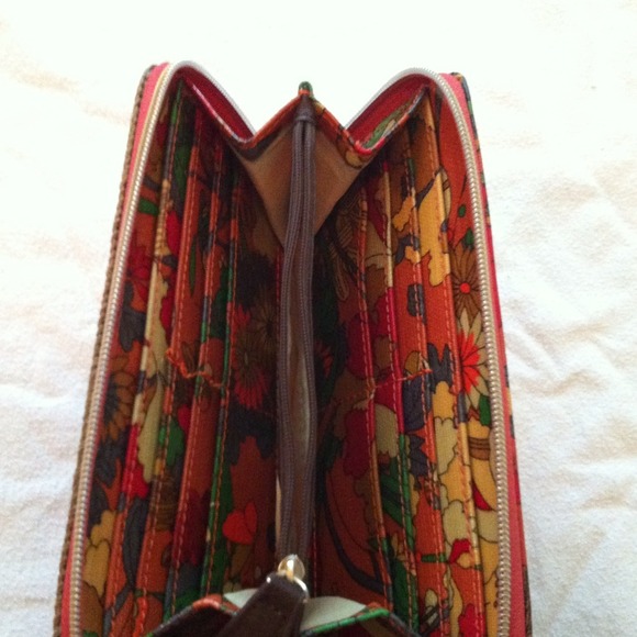 💢💢SOLD in bundle💢💢 Roots Wallet - Picture 3 of 4