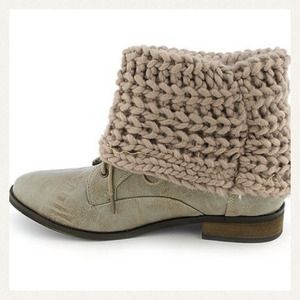 2/8 HOLD for purchase: Woven cuff ankle boot