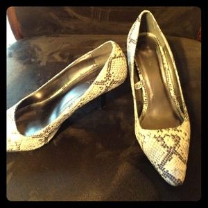 Merona size 7 high-heeled shoes.