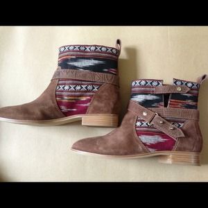 Never worn Cynthia Vincent booties size 8