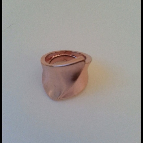 *SOLD* Rose gold fashion ring Sz 6