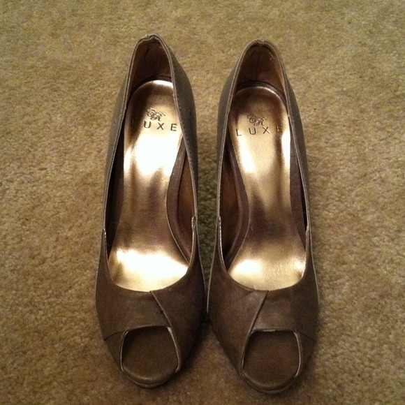👠tan color ostrich skin heels👠