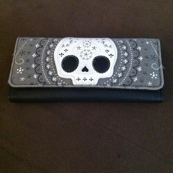 Super cute skull wallet!!