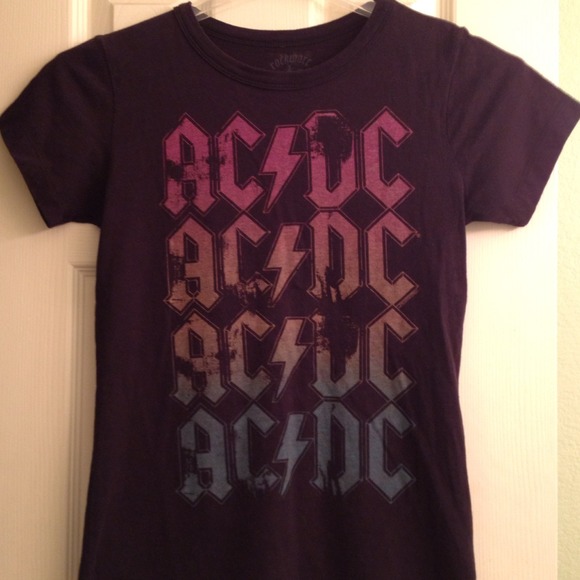 ⛔Sold in bundle⛔AC/DC shirt