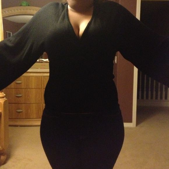 Black v neck sweater - Picture 3 of 3
