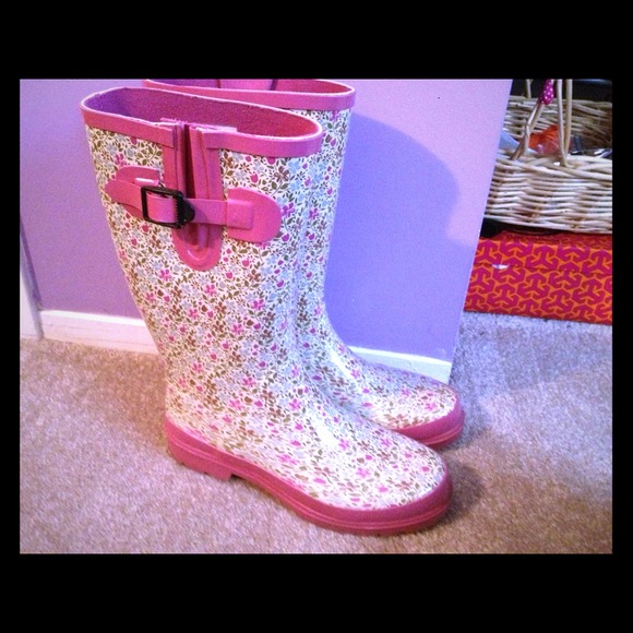 Adorable spring rainboots!