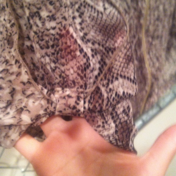 KEEPING High low snake print blouse - Picture 2 of 3