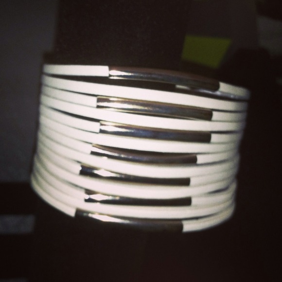 New! White leather and silver cuff - Picture 2 of 4