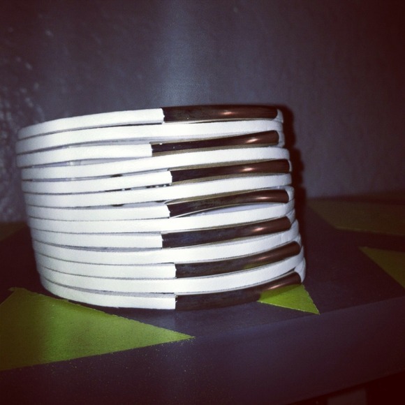 New! White leather and silver cuff - Picture 3 of 4