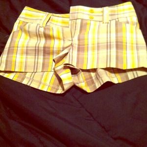 Plaided shorts 💛