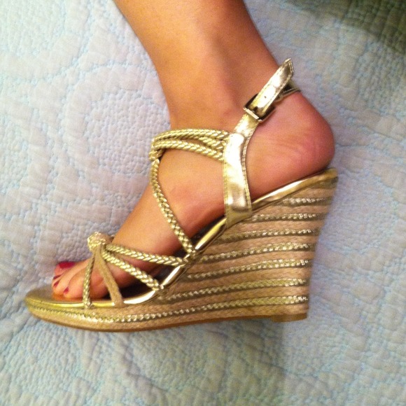 Straw gold wedges