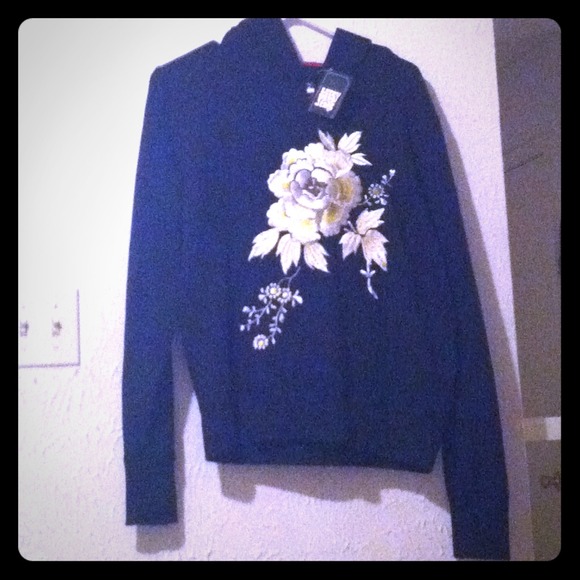 ✂Black sweater with yellow flower✂