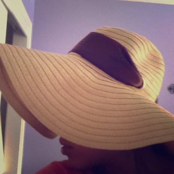 Adorable big hat