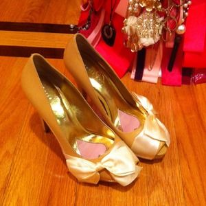 Nude pumps with a bow.