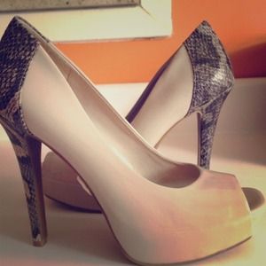 Jessica Simpson pumps