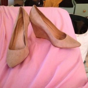 Pour la Victoire suede Edie wedge taupe size 6