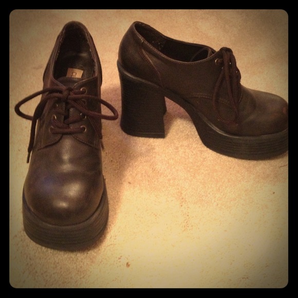 Brown 60's- 70's style boots. Size 8.5