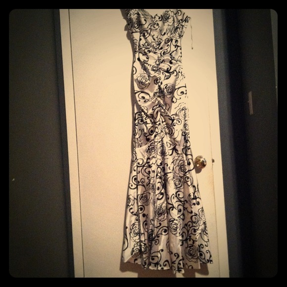 ♦SOLD♦Black & White Mermaid Fit Evening Gown
